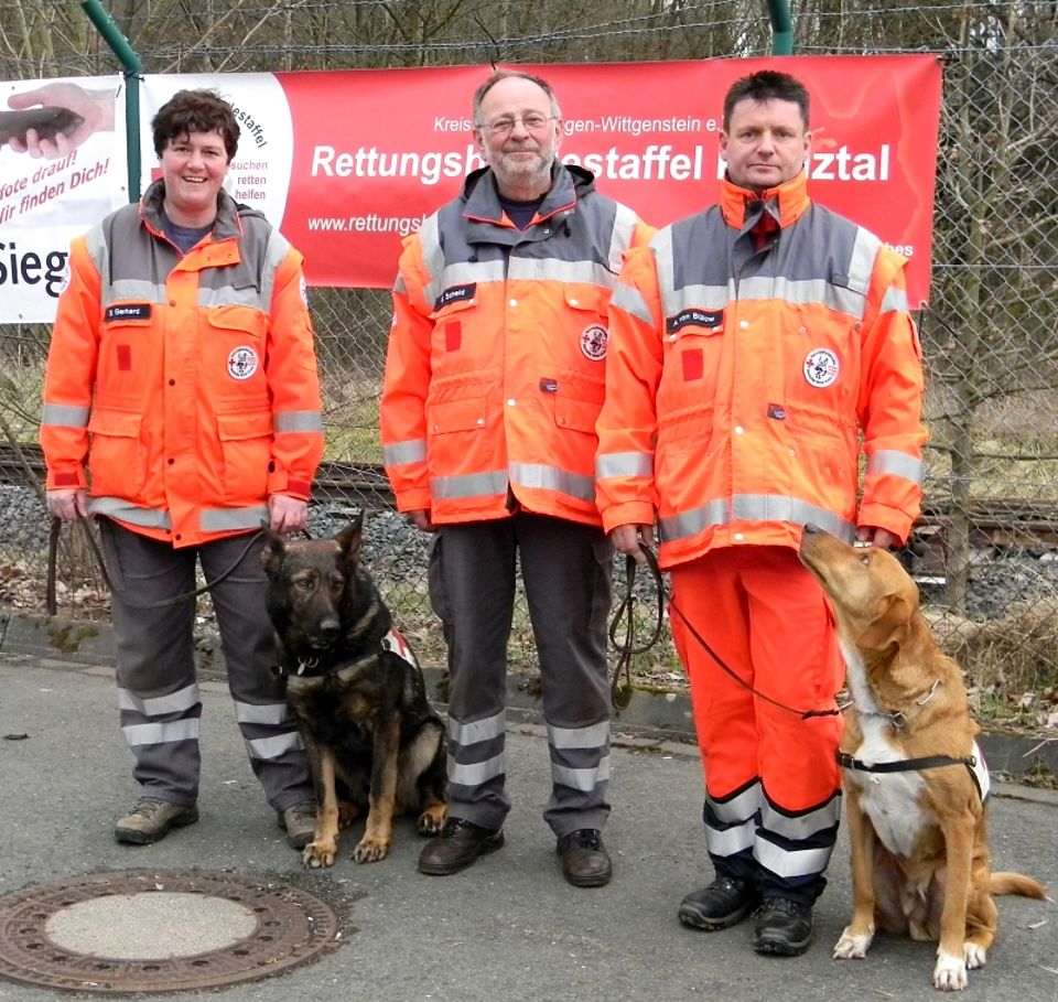 Bestanden die Einsatzprüfung für Rettungshunde: Susanne Gerhard mit „Blue“, Staffelleiter Günter Scheid mit „Leila“ und Andreas von Bülow mit „Luki Chester“  (v. links).