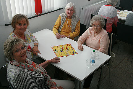 (vl) Frau Hapke, Frau Dobitz mit Lisa Steiner und Anneliese Kimpel würden sich über weitere Gäste im DRK-Seniorenclub freuen.