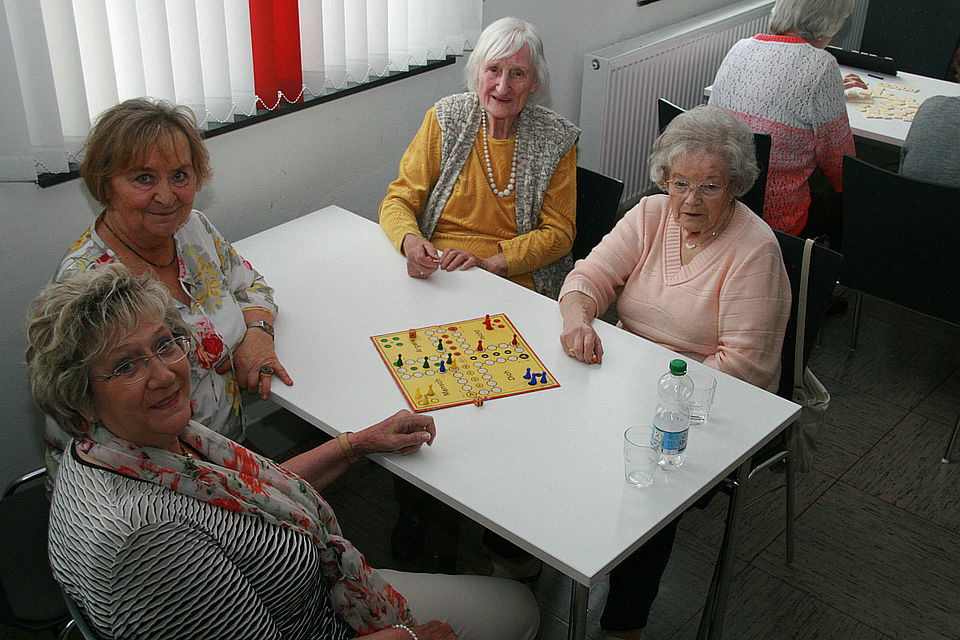 (vl) Frau Hapke, Frau Dobitz mit Lisa Steiner und Anneliese Kimpel würden sich über weitere Gäste im DRK-Seniorenclub freuen.
