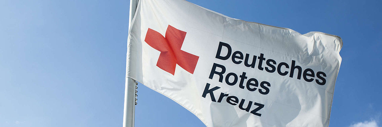 DRK, Deutsches Rotes Kreuz, Flagge, Symbol, Symbolfoto, ., Bildrechte: DRK-Service GmbH, In- und Ausland, nur DRK-Gliederungen und DRK-GmbHs., Eine Übertragung von, Nutzungsrechten auf externe, Dritte ist nicht statthaft., Es liegt keine Zustimmung, der Fotografierten für eine, Übertragung auf Social, Media wie facebook, flikr, twitter, etc. vor.