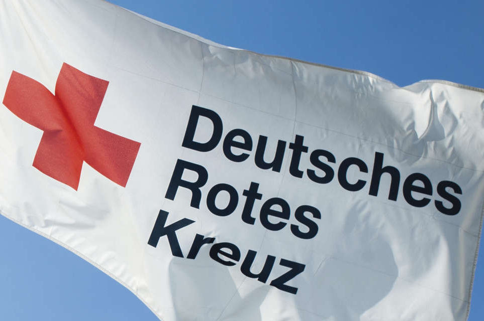 DRK, Deutsches Rotes Kreuz, Flagge, Symbol, Symbolfoto, ., Bildrechte: DRK-Service GmbH, In- und Ausland, nur DRK-Gliederungen und DRK-GmbHs., Eine Übertragung von, Nutzungsrechten auf externe, Dritte ist nicht statthaft., Es liegt keine Zustimmung, der Fotografierten für eine, Übertragung auf Social, Media wie facebook, flikr, twitter, etc. vor.