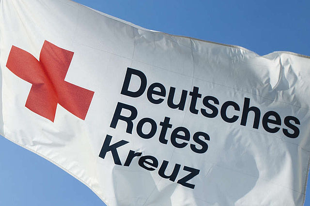 DRK, Deutsches Rotes Kreuz, Flagge, Symbol, Symbolfoto, ., Bildrechte: DRK-Service GmbH, In- und Ausland, nur DRK-Gliederungen und DRK-GmbHs., Eine Übertragung von, Nutzungsrechten auf externe, Dritte ist nicht statthaft., Es liegt keine Zustimmung, der Fotografierten für eine, Übertragung auf Social, Media wie facebook, flikr, twitter, etc. vor.