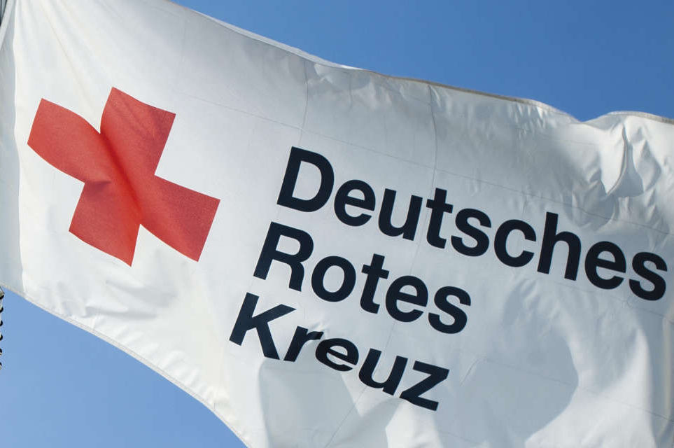 DRK, Deutsches Rotes Kreuz, Flagge, Symbol, Symbolfoto, ., Bildrechte: DRK-Service GmbH, In- und Ausland, nur DRK-Gliederungen und DRK-GmbHs., Eine Übertragung von, Nutzungsrechten auf externe, Dritte ist nicht statthaft., Es liegt keine Zustimmung, der Fotografierten für eine, Übertragung auf Social, Media wie facebook, flikr, twitter, etc. vor.