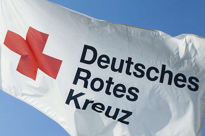 DRK, Deutsches Rotes Kreuz, Flagge, Symbol, Symbolfoto, ., Bildrechte: DRK-Service GmbH, In- und Ausland, nur DRK-Gliederungen und DRK-GmbHs., Eine Übertragung von, Nutzungsrechten auf externe, Dritte ist nicht statthaft., Es liegt keine Zustimmung, der Fotografierten für eine, Übertragung auf Social, Media wie facebook, flikr, twitter, etc. vor.