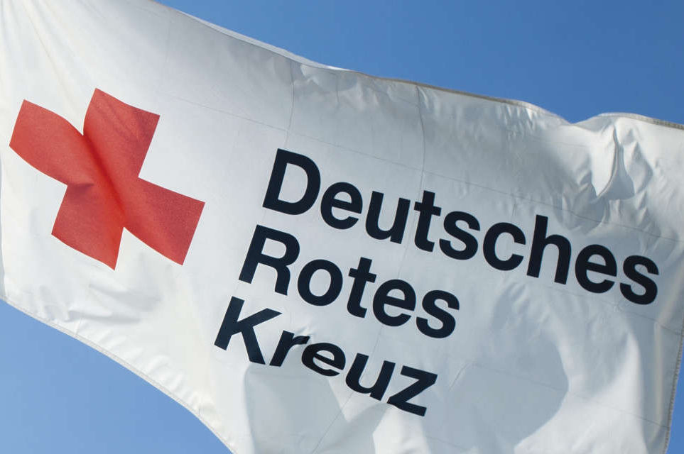 DRK, Deutsches Rotes Kreuz, Flagge, Symbol, Symbolfoto, ., Bildrechte: DRK-Service GmbH, In- und Ausland, nur DRK-Gliederungen und DRK-GmbHs., Eine Übertragung von, Nutzungsrechten auf externe, Dritte ist nicht statthaft., Es liegt keine Zustimmung, der Fotografierten für eine, Übertragung auf Social, Media wie facebook, flikr, twitter, etc. vor.