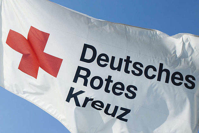 DRK, Deutsches Rotes Kreuz, Flagge, Symbol, Symbolfoto, ., Bildrechte: DRK-Service GmbH, In- und Ausland, nur DRK-Gliederungen und DRK-GmbHs., Eine Übertragung von, Nutzungsrechten auf externe, Dritte ist nicht statthaft., Es liegt keine Zustimmung, der Fotografierten für eine, Übertragung auf Social, Media wie facebook, flikr, twitter, etc. vor.