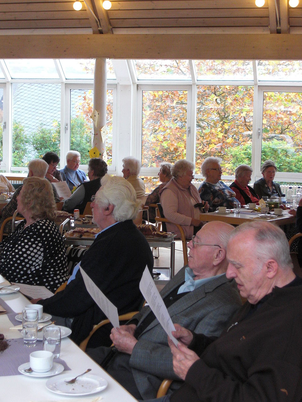 Bildunterschrift: Patientinnen und Patienten des häuslichen Pflegedienstes der DRK-Diakonie Sozialstation Burbach, erfreuten sich an dem schönen Nachmittag im Burbacher Bürgerhaus.