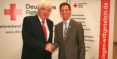 vl: Paul Breuer gratulierte dem neuen DRK-Kreisvorsitzenden Landrat Andreas Müller zu seiner Wahl.