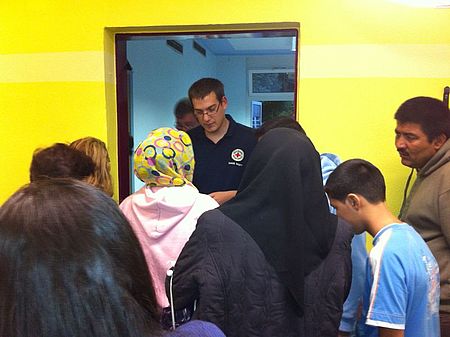 Bildunterschrift: DRK-Helfer Dominik Wagner (DRK Ortsverein Bad Berleburg) bei der Kleiderausgabe in Unna-Massen