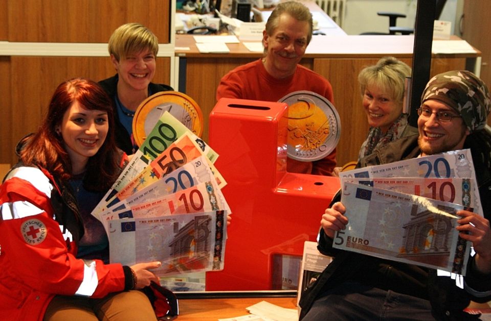 Mitarbeiterinnen und Mitarbeiter des DRK-Service-Centers im Henry-Dunant-Haus des DRK-Kreisverbandes Siegen-Wittgenstein e.V. rufen stellvertretend für alle Rotkreuzler in Siegen-Wittgenstein zu Geldspenden an der Haustür und zur Onlinespende auf.