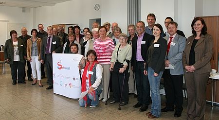 Pressebild 1: Teilnehmer aus Seniorenvertretungen und Verbundpartnern trugen Ihre Wünsche und Vorstellungen zur Entwicklung der Plattform „ Sehr-Mobil“ in einem Workshop im Henry-Dunant-Haus des DRK-Kreisverbandes Siegen Wittgenstein zusammen.