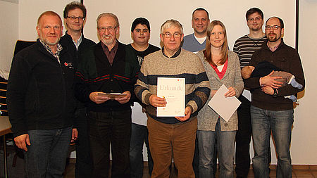 (Vl.) Rotkreuzleiter Theo Schneider, Vorsitzender Klaus-Ulrich Hofmann, Manfred Wied, Leon Hausmann, Anton Vitt, Volker Wied, Christine Wulfleff, Jens Hofmannund, stellv. Vorsitzender Patrick Wulfleff freuten sich über die Ehrungen