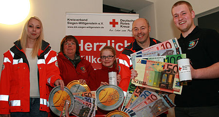 vl. Die langjährigen und sehr engagierten Rotkreuz- und Jugendrotkreuzmitglieder Marie Neumann, Tatjana Klein, Katharina Klein, Ralf-Stephan Klein und Mike Neeb rufen zur finanziellen Unterstützung durch direkte oder elektronische Geldspenden auf.