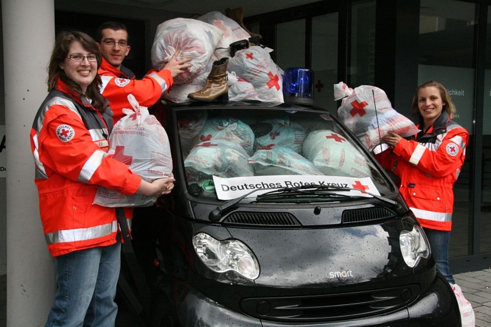 Bildunterschrift: vl. Melanie Graf (Kreisjugendrotkreuzleiterin), Patrick Gräbener (Stv. Kreisrotkreuzleiter) und Daniela Wißmann (Kreisrotkreuzleiterin) hoffen auf viele Kleiderspenden, damit die Sammelfahrzeuge bis zum Dach gefüllt werden können.