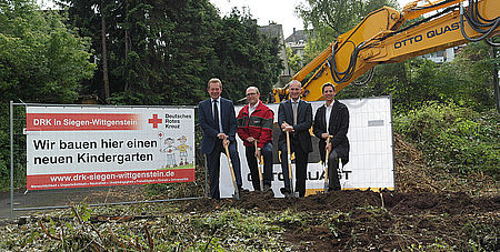 vl. Siegens Bürgermeister Steffen Mues, Ralf Henze (DRK-Kreisgeschäftsführer), Andreas Moll (Geschäftsführer Otto Quast Fertigbau GmbH) und Landrat Andreas Müller (DRK-Vorsitzender) freuten sich, dass nun mit dem Neubau des DRK-Kindergartens im Siegener Ernstweg begonnen wird.