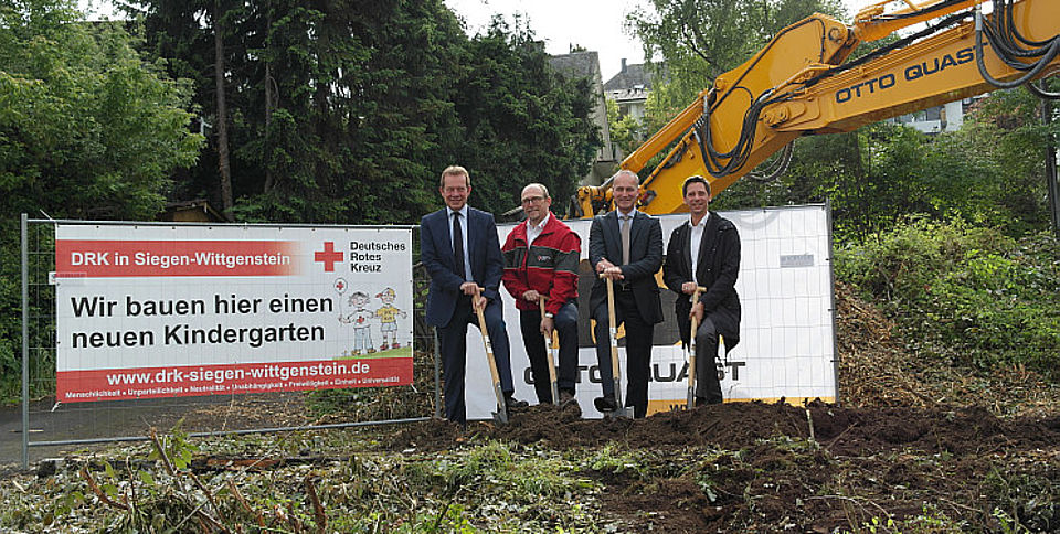 vl. Siegens Bürgermeister Steffen Mues, Ralf Henze (DRK-Kreisgeschäftsführer), Andreas Moll (Geschäftsführer Otto Quast Fertigbau GmbH) und Landrat Andreas Müller (DRK-Vorsitzender) freuten sich, dass nun mit dem Neubau des DRK-Kindergartens im Siegener Ernstweg begonnen wird.