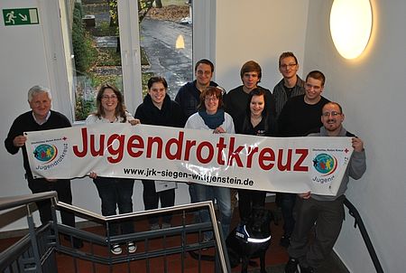 Bildunterschrift: Der alte und neue Vorstand der Kreisjugendrotkreuzleitung mit Ehrenkreisrotkreuzleiter Friedrich Wenzelmann (links)