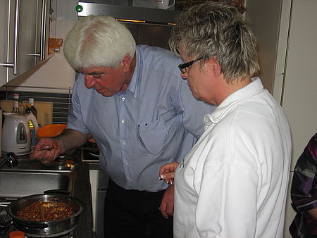 Landrat Paul Breuer und Wachleiterin Ute Heß schmecken das Essen ab.