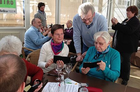 Die begeisterten und interessierten Testkandidaten von S-Mobil, erhielten im Siegener Lyz Ihre Smartphones, um in der Testphase bis 2015 die Online-Plattform zu auch mobil nutzen zu können.