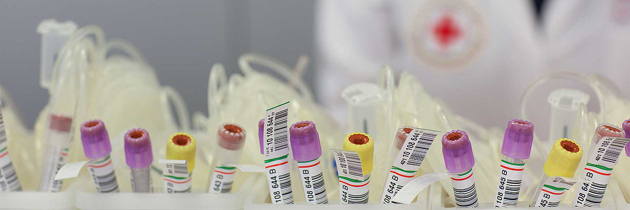 Blutspende, Blutspendedienste, Blutpräparate, Leben retten, Blut spenden, Blut, DRK Blutspendedienst, Blutspenden, Blutspende Geld, Blutspendeausweis, Blutspende Voraussetzungen, Blutspender, Blutspendetermine, Blutspender werden, ., Bildrechte: DRK-Service GmbH, In- und Ausland, nur DRK-Gliederungen und DRK-GmbHs., Eine Übertragung von, Nutzungsrechten auf externe, Dritte ist nicht statthaft., Es liegt keine Zustimmung, der Fotografierten für eine, Übertragung auf Social, Media wie facebook, flikr, twitter, etc. vor.