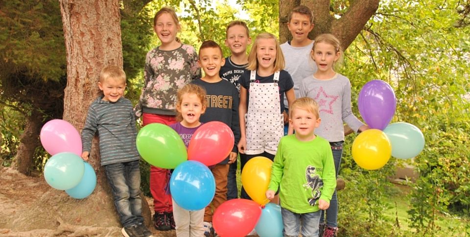 Vl. Die Gewinnerkinder des Luftballon Weitflugwettbewerbs Jannes Quandel , Mia Aulrich, Emma Schubbert , Yasin Sari, Jason Menzel, Paula Reimann(1. Platz), Fatlum Krasniqui (2.Platz), Tyler Tiffert (3. Platz) und Luisa Weber freuten sich über ihre Preise.
