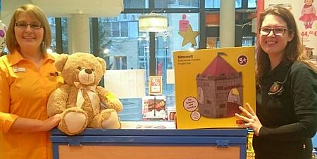 Andrea Nickel, Filialleiterin myToys und Melanie Graf, Kreisjugendrotkreuzleiterin, starten die Aktion „Kinderlächeln“.