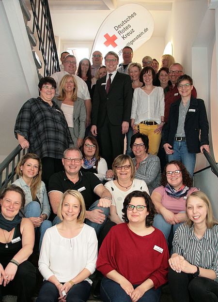 Dr. Martin Horchler (mittig)mit den Mitarbeiterinnen und Mitarbeitern der Geschäftsstelle des DRK-Kreisverbandes Siegen-Wittgenstein e.V.
