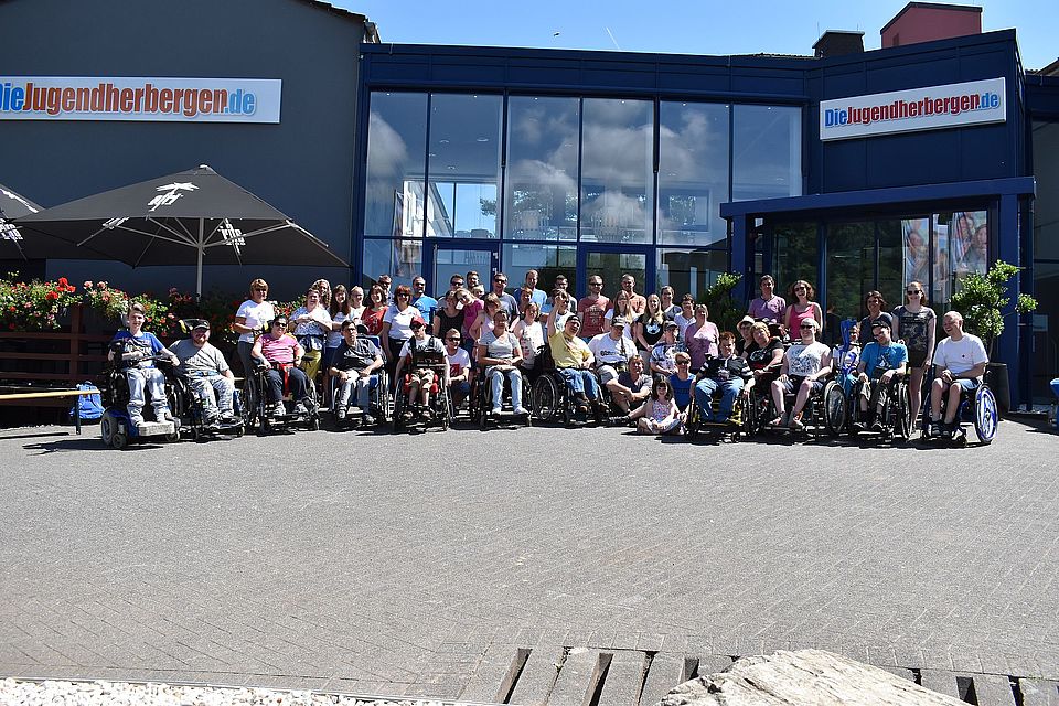 Gruppenbild der Teilnehmer mit den DRK-Betreuern