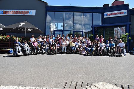 Gruppenbild der Teilnehmer mit den DRK-Betreuern