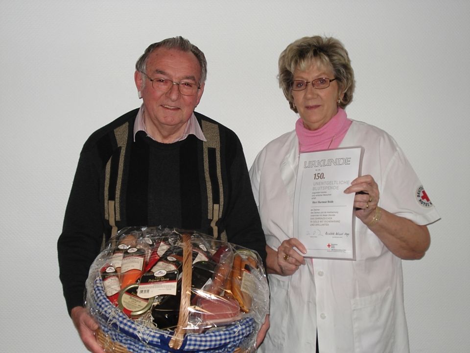 vl. Hartmut Heide wurde von Blutspendebeauftragten Marita Hapke für die 150. Blutspende mit einer Urkunde, Ehrennadel und einem großen Präsentkorb