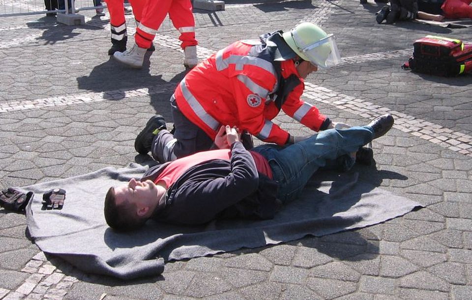 DRK-Helfer bei Erste-Hilfe-Maßnahmen DRK-Helfer bei Erste-Hilfe-Maßnahmen