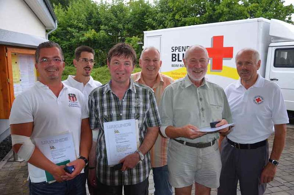 Strahlende Gesichter bei der Ehrung ( v. li.)Stephan Reddig, Michael Eickhoff (DRK), Thomas Hoffmann, Horst- Peter Müller, Peter Gerhard Gries(alle 50 Spenden) und Rotkreuzleiter Bernd Mockenhaupt Strahlende Gesichter bei der Ehrung ( v. li.)Stephan Reddig, Michael Eickhoff (DRK), Thomas Hoffmann, Horst- Peter Müller, Peter Gerhard Gries(alle 50 Spenden) und Rotkreuzleiter Bernd Mockenhaupt