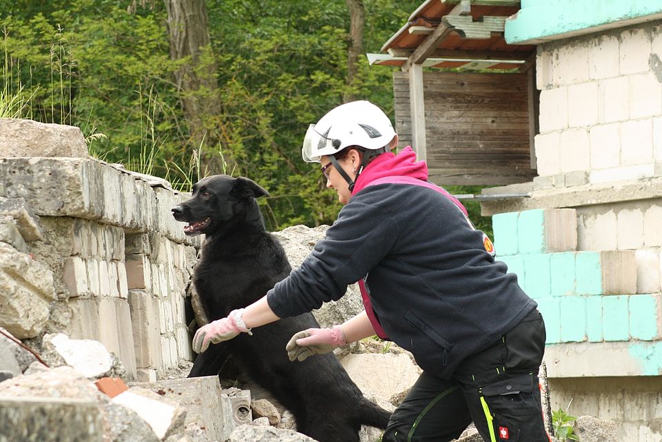„Tara“ hat die Versteckperson aufgespürt, Hundeführerin Daniela Westheide ist zufrieden mit der Arbeit ihrer Hündin.
