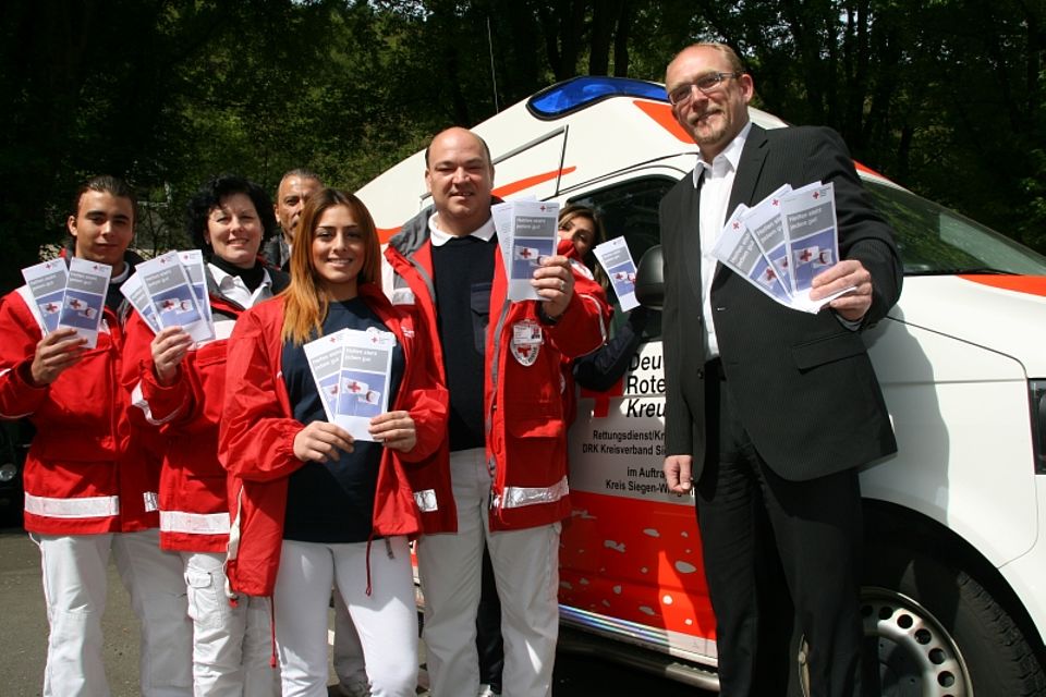 Bildunterschrift: vl. Maximilian Hans, Sabine Richterich, Thomas Beckamp, Hatice Yalcin, Franz Rock, Amina Osmanovic und Ralf Henze (DRK-Kreisgeschäftsführer) bitten die Bevölkerung, dass DRK durch eine Fördermitgliedschaft zu unterstützen.