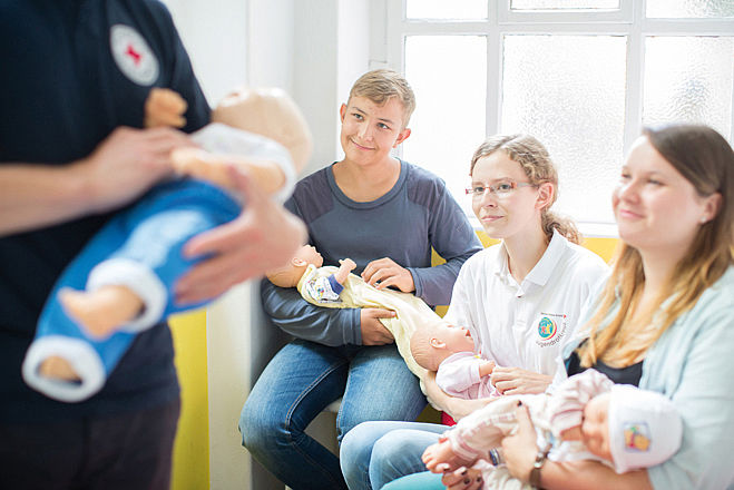 Kurs Babysitterausbildung, Fortbildung, Kinderbetreuung, Babysitterkurs für Schüler, Kurs für Babysitter, Babysitter Ausbildung, Kinderbetreuung, Kinder Betreuung, DRK Babysitterkurs, Großeltern, Babysitterkurse für Au pair, Babysitterkurs für Au-pair, Babysitter Kurs, babysitterkurs, Oma, Opa, ., Bildrechte: DRK-Service GmbH, In- und Ausland, nur DRK-Gliederungen und DRK-GmbHs., Eine Übertragung von, Nutzungsrechten auf externe, Dritte ist nicht statthaft., Es liegt keine Zustimmung, der Fotografierten für eine, Übertragung auf Social, Media wie facebook, flikr, twitter, etc. vor.