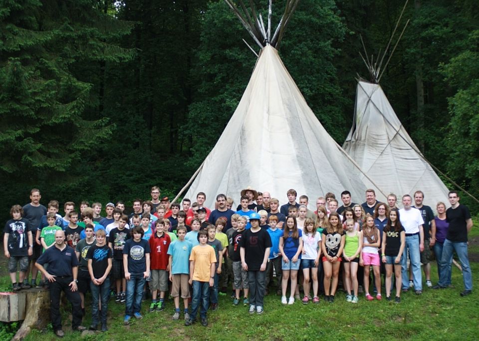 Gruppenbild der 84 Teilnehmer von Jugendrotkreuz und Jugendfeuerwehr in Neunkirchen