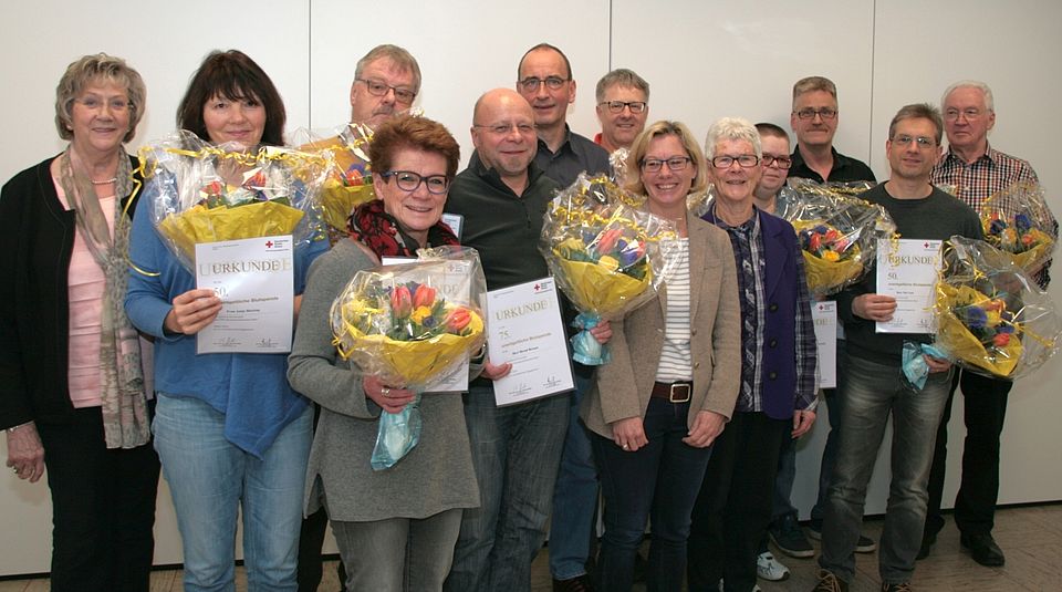 Auf dem Bild: vl. Marita Hapke (2. Vorsitzende FV Siegen), Antje Böcking, Gerd Behringer, Margitta Blöcher, Bernd Bernau, Lutz Gerhardus (125.Spende), Frank Petersen, Sylvia Schürg (Vorsitzende FV), Elly Vlam (Schatzmeisterin FV), Karin Oelke, Bernd Limbach, Nils Lück und Bernhard Klinke mit Ihren Urkunden und Blumensträußen