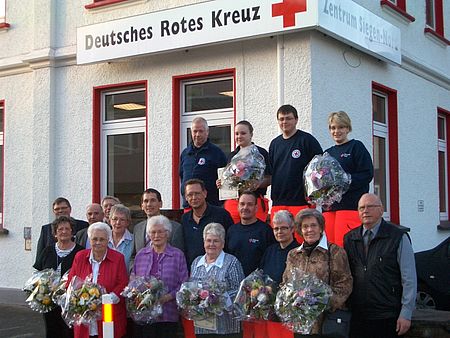 Das Foto zeigt die Geehrten des DRK-Siegen-Nord vor dem DRK-Gebäude im Schneppenkauten.