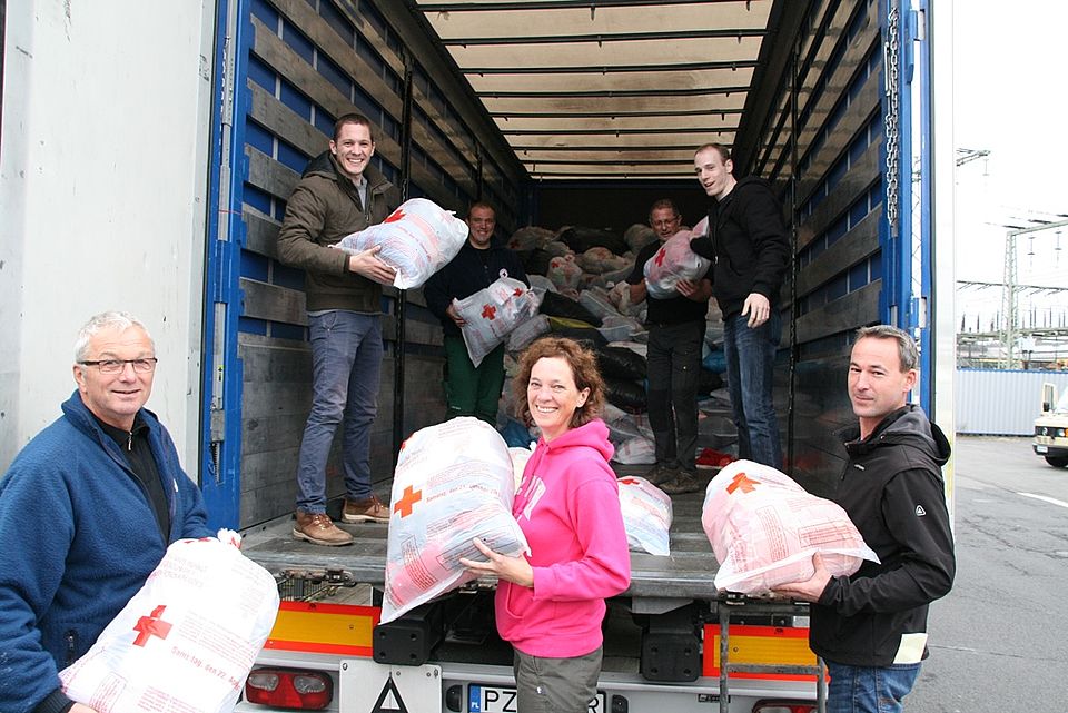 DRK Helferinnen und Helfer des DRK aus Wilgersdorf beim Beladen der Kleiderspenden auf einen bereitgestellten LKW.