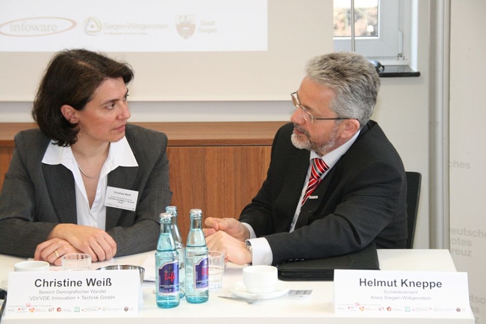 Pressebild 2: vl. Christine Weiß (VDI-VDE-IT) und Helmut Kneppe (Sozialdezernent Kreis Siegen-Wittgenstein) tauschten Ihre Erfahrungen zur Mobilitätsangeboten in ländlich geprägten Regionen bei der Pressekonferenz im Henry-Dunant-Haus des DRK-Kreisverbandes Siegen-Wittgenstein aus.