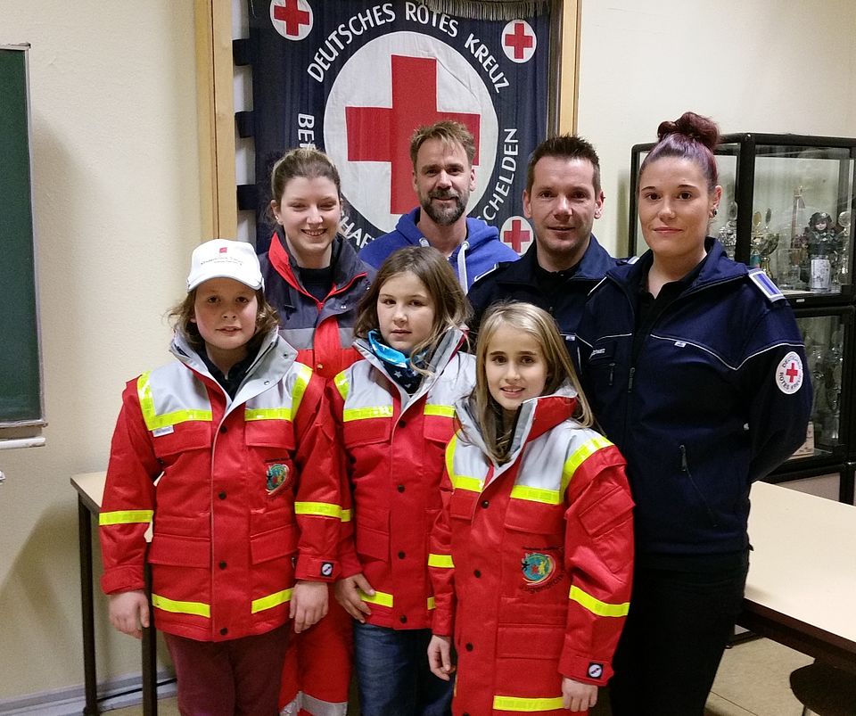 (vl) Marit Oppermann, Patricia von Sankt Georg, Lena Haebel, Henning Schweisfurth, Anna Hoffmann, Markus Klemantowitz und Linda Schwarz bei der Spendenübergabe der neuen Einsatzjacken für die Jugendrotkreuzler in Niederschelden.