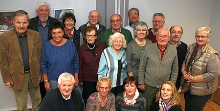 Gruppenbild der Alterskameradschaft der ehemaligen Führungs-und Leitungskräfte sowie ehemalige Mitarbeiterinnen und Mitarbeiter des DRK-Kreisverbandes
