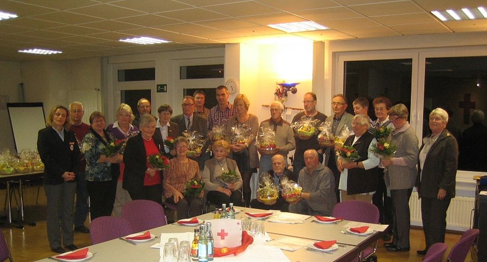 Die geehrten DRK-Mitglieder  und treuen Jubiläumsblutspender freuten sich über die Anerkennungsgeschenke des DRK-Allenbachs.