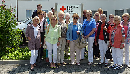 Bildunterschrift: Die Gruppe des DRK-Frauenvereins Siegen informierte sich über die Arbeit des DRK-Blutspendeinstitutes in Hagen