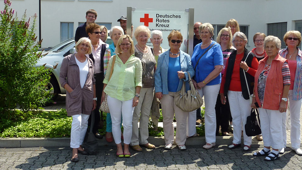 Bildunterschrift: Die Gruppe des DRK-Frauenvereins Siegen informierte sich über die Arbeit des DRK-Blutspendeinstitutes in Hagen