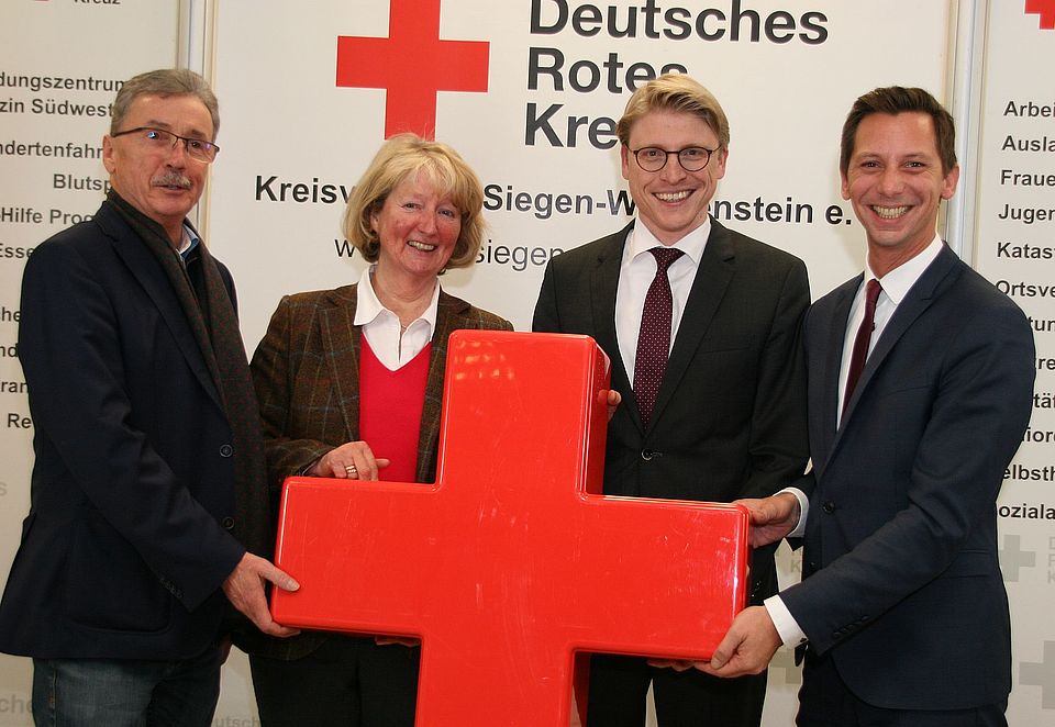 v.l. DRK-Vizepräsident Andreas Weber, Vizepräsidentin Annemarie Bender sowie DRK-Präsident Landrat Andreas Müller freuen sich, Dr. Martin Horchler (3.vl.) als neuen hauptamtlichen Vorstand des DRK-Kreisverbandes Siegen-Wittgenstein begrüßen zu können.