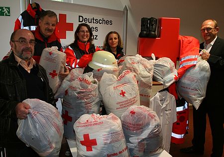 Bild: (vl) Bernd Günther (Abteilungsleiter Katastrophenschutz), Berthold Siebel (Rotkreuzbeauftragter), Melanie Graf (Leiterin Jugendrotkreuz), Daniela Wißmann (Kreisrotkreuzleiterin) und Ralf Henze (Kreisgeschäftsführer) wünschen sich, dass die Ortsvereine mit den Kleiderspenden u.a auch die Einsatzbekleidung für die Einsatzeinheiten mitfinanzieren können.