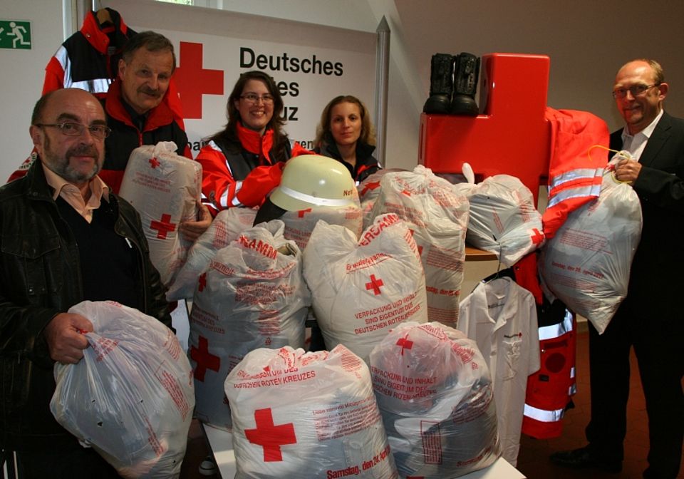 Bild: (vl) Bernd Günther (Abteilungsleiter Katastrophenschutz), Berthold Siebel (Rotkreuzbeauftragter), Melanie Graf (Leiterin Jugendrotkreuz), Daniela Wißmann (Kreisrotkreuzleiterin) und Ralf Henze (Kreisgeschäftsführer) wünschen sich, dass die Ortsvereine mit den Kleiderspenden u.a auch die Einsatzbekleidung für die Einsatzeinheiten mitfinanzieren können.