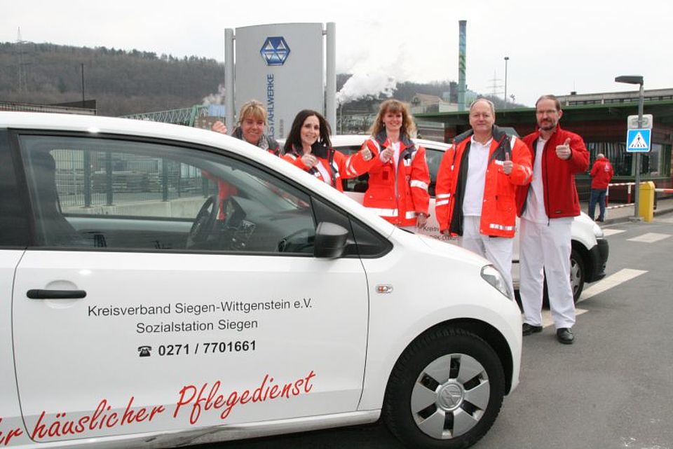 Die Pflegedienstleitungen der Sozialstationen vor den Edelstahlwerken in Siegen-Geisweid. Bild DRK.