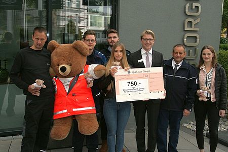 Die Azubis der Maschinenfabrik Georg, Christian Schüler, Samuel Rotert, Florian Münker, Cyra Klur und Anna Jungermann übergaben DRK Vorstand Dr. Martin Horchler (3.v.l.) und Rettungsdienstleiter Rüdiger Schmidt (2.v.l.) eine Spende in Höhe von 750 Euro für die Anschaffung neuer Rettungsteddys.